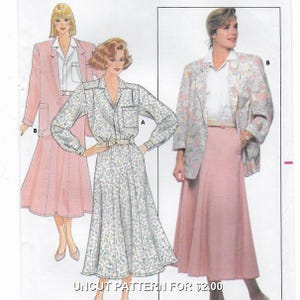 Könnte beinhalten: Rustikales Holzschild mit dem weißen Schriftzug "Welcome to our home". Das Schild hat eine Used-Optik und ein schlichtes, einladendes Design für den Eingangsbereich.