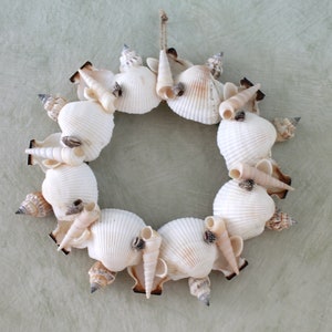 Small Seashell Wreath - Cream | Black (W22-49)