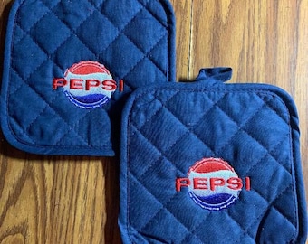 Design de logo inspiré de la casquette Pepsi, 2 maniques bleu marine, rouge, blanc et noir