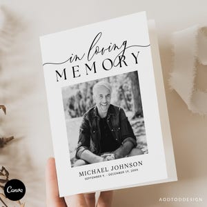 Könnte beinhalten: Eine Trauerkarte mit den Worten "in loving MEMORY" in eleganter Schrift. Unter dem Text befindet sich ein Schwarz-Weiß-Foto einer lächelnden Person. Der Name "MICHAEL JOHNSON" und die Daten sind unter dem Foto abgedruckt.