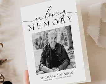 Puede incluir: Una tarjeta conmemorativa blanca con las palabras "in loving MEMORY" en una elegante escritura. Una foto en blanco y negro de una persona sonriente está centrada debajo del texto. El nombre "MICHAEL JOHNSON" y las fechas están impresos en la parte inferior.