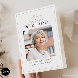 以下が含まれることがあります： 女性の写真が写った白い追悼カード。「Forever In Our Heart」の文字が写真の上にエレガントな筆記体で書かれています。写真の下には「SARAH ANDERSON」の名前と日付が記載されています。Canvaのロゴが見えます。