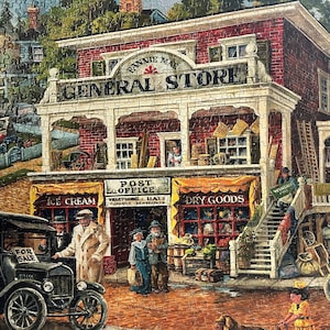 Puede incluir: Un rompecabezas completo que representa una escena de una tienda general de época. La tienda, con el texto "Fannie Mae General Store", presenta una fachada de ladrillo rojo, un porche y una oficina de correos. También se ven coches clásicos y personas.