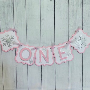 Banner de silla alta Winter Onederland, Banner de primer cumpleaños de invierno, Banner de copo de nieve plateado y rosa,