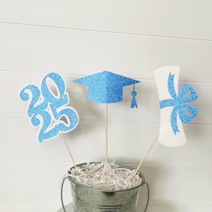 Centros de mesa para graduación, decoraciones para la generación de 2025, centros de mesa para birretes y diplomas, decoración de mesa para graduación de último año