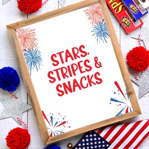 Letrero imprimible con estrellas, rayas y bocadillos del 4 de julio, fuegos artificiales patrióticos, decoración para mesa de bocadillos, letrero rojo, blanco y azul para fiesta del Día de la Independencia.