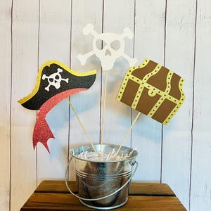Centros de mesa piratas, decoración de fiesta pirata, fiesta pirata, decoración de fiesta de cofre del tesoro, calaveras y huesos cruzados, decoración de fiesta de aventuras marinas
