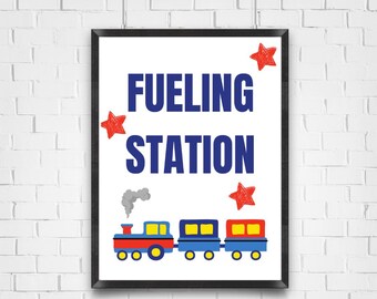 Puede incluir: Un cartel enmarcado con las palabras "FUELING STATION" en azul, con una ilustración de tren colorida debajo. Estrellas rojas están dispersas alrededor del texto. El tren es rojo, amarillo y azul, con humo gris.