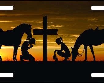 Tablica rejestracyjna z chrześcijańskim kowbojem modlącym się przy krzyżu - Western Sunset Car Tag