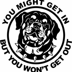 Op de afbeelding: Zwart-witte illustratie van een Rottweiler met een gepunnikte halsband. De hond bevindt zich in een cirkel met de tekst "You might get in but you won't get out".