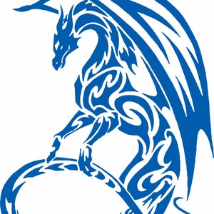 Può includere: Un drago stilizzato blu con le ali avvolte attorno al suo corpo. Il drago è in piedi con la coda avvolta attorno alle sue zampe.