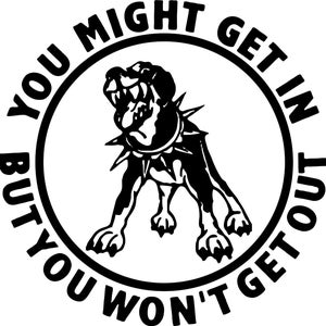 Op de afbeelding: Zwart-witte illustratie van een grommende hond met een gepunte halsband in een cirkel. De tekst rond de cirkel luidt "Je kunt er misschien in, maar je komt er niet meer uit."