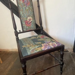 Hermosa silla infantil victoriana antigua retapizada para ocasiones especiales con motivos florales