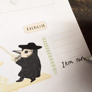 Op de afbeelding: Een illustratie toont een pestdokter in zwarte kleding, die een touw vasthoudt. Het woord "EXERCISE" staat in een beige vak. Een groene balk met lijnen en de tekst "1km run" zijn ook zichtbaar.