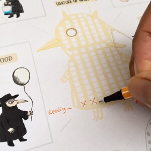 Op de afbeelding: Illustratie van een pestdokter met een ballon en een wezen met een vogelachtige snavel. De woorden "Creature of Habit" staan boven het wezen. Het woord "Reading" is in het oranje geschreven.