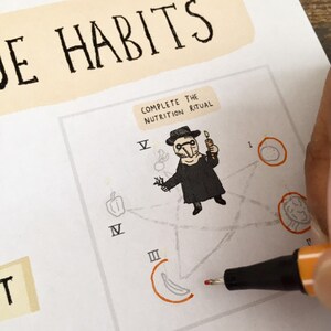 Op de afbeelding: Handgetekende illustratie van een voedingsritueel. De afbeelding toont een cartoon pestdokter met een kaars en kruiden, omringd door voedseliconen en de tekst "COMPLETE THE NUTRITION RITUAL". Het woord "HABITS" staat bovenaan.