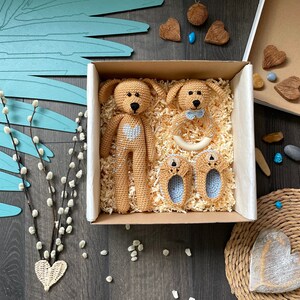 Coffret cadeau chiot | chien au crochet | cadeau de douche de bébé | coffret cadeau nouveau-né | cadeau de grossesse | chaussures hochet de poupée | marron bleu