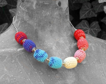 Collana con perline all'uncinetto / gioielli colorati / blu rosso colori bianchi