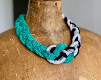 Halve en halve ketting | gebreide sieraden | gevlochten slabbetje ketting | statement knoop ketting | zwart wit grijs jade groen