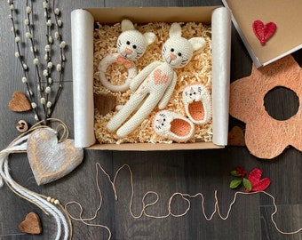 Gehaakte baby cadeauset met kat | gehaakt poesje | babyshower cadeau | pasgeboren geschenkdoos | zwangerschapscadeau | pop rammelaar schoenen | katje