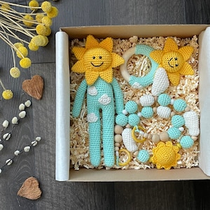 Coffret cadeau bébé au crochet avec soleil et nuage | cadeau de douche | coffret cadeau nouveau-né | cadeau de grossesse | chaîne de hochet de poupée | bleu jaune blanc