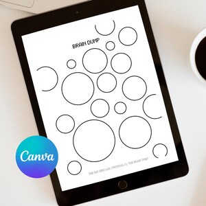 Könnte beinhalten: Ein schwarzes Tablet zeigt eine "Brain Dump" Vorlage mit unterschiedlich großen Kreisen. Eine Tasse Kaffee und ein Stift liegen auf der weißen Oberfläche. Ein Canva-Logo befindet sich in der unteren linken Ecke.