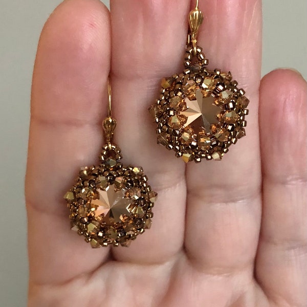 Rosegold Kristallohrringe, Geschenk für sie, gewebter Ohrring, eleganter Ohrring, Schneeflockeohrring.