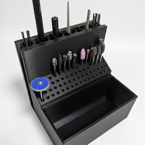 Puede incluir: Un juego de tres tazas de cerámica con acabado mate moteado. Las tazas son de color crema, gris claro y gris oscuro. Cada taza tiene un diseño simple y minimalista, ideal para café o té.