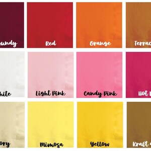 Puede incluir: Una colecci&oacute;n de doce servilletas de papel cuadradas en varios colores. Los colores incluyen burdeos, rojo, naranja, terracota, blanco, rosa claro, rosa chicle, rosa intenso, marfil, mimosa, amarillo y oro kraft. Cada servilleta tiene el nombre del color impreso en negro.