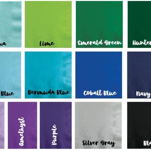 Puede incluir: Una colecci&oacute;n de servilletas de papel cuadradas en varios colores, incluyendo aguamarina, lima, verde esmeralda, verde cazador, azul pastel, azul Bermudas, azul cobalto, azul marino, lavanda, amatista, morado, gris plata y negro. Cada servilleta tiene un nombre de color.