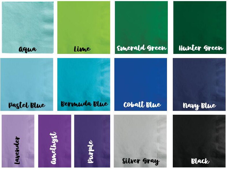 Puede incluir: Una colecci&oacute;n de servilletas de papel cuadradas en varios colores, incluyendo aguamarina, lima, verde esmeralda, verde cazador, azul pastel, azul Bermudas, azul cobalto, azul marino, lavanda, amatista, morado, gris plata y negro. Cada servilleta tiene un nombre de color.
