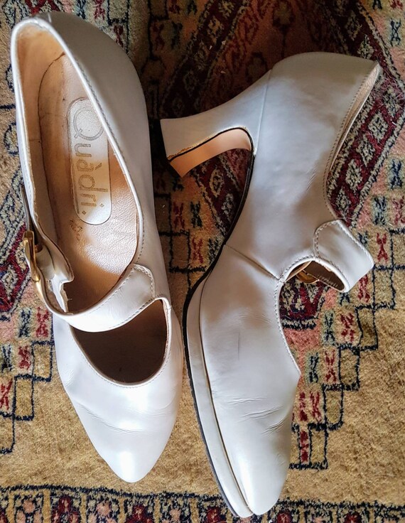 ladies cream leather shoes