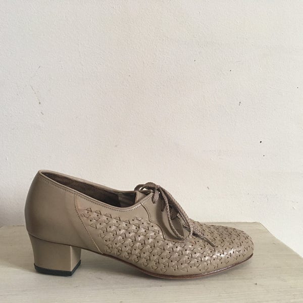 60s beige woven oxford pumps, lace-up teacher shoes in neutral, size 7 - vintage -