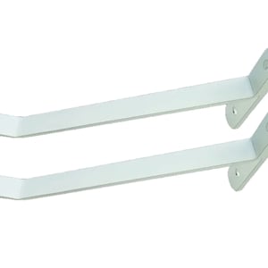 Pu&ograve; includere: Due staffe per mensole in metallo bianco con un design curvo. Le staffe sono progettate per essere montate a parete e sostenere una mensola.