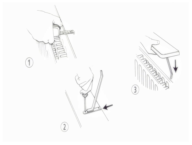 Pu&ograve; includere: Un'illustrazione in tre passaggi che mostra come installare una valvola del radiatore. Il primo passaggio mostra una persona che utilizza uno strumento per rimuovere la vecchia valvola. Il secondo passaggio mostra una persona che utilizza un cacciavite per installare una nuova valvola. Il terzo passaggio mostra una persona che utilizza uno strumento per stringere la nuova valvola.