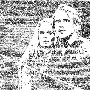 Op de afbeelding: Zwart-wit portret van twee mensen gemaakt met behulp van tekst. De tekst is in verschillende lettertypen en maten en is zo gerangschikt dat de contouren van de gezichten worden gevormd. De tekst bevat zinnen als "You only left me five years ago" en "I would tech me".