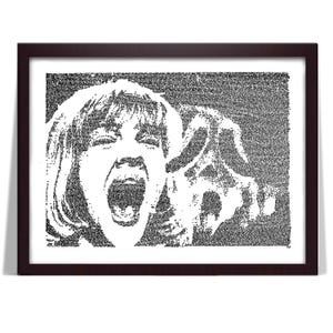 Könnte beinhalten: Schwarz-Weiß-Druck in einem Rahmen, der eine schreiende Frau zeigt, die aus einem Textmuster erstellt wurde. Das Bild zeigt eine Nahaufnahme des Gesichts der Frau mit offenem Mund. Der Rahmen ist dunkelbraun.