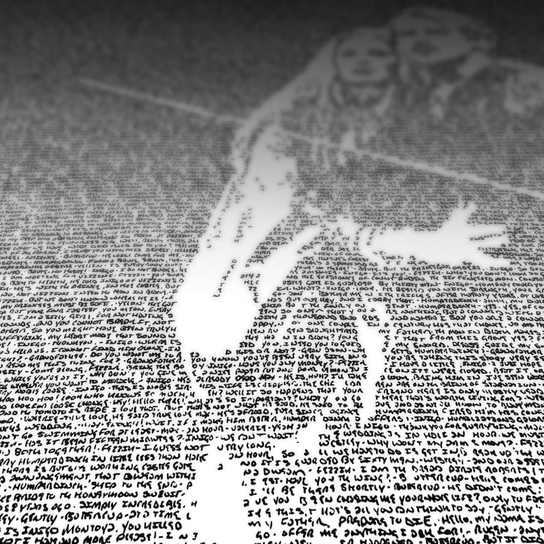 Op de afbeelding: Een zwart-witte afbeelding van twee mensen gevormd door een dicht patroon van tekst. De tekst is in verschillende lettertypen en maten, en het lijkt een verzameling citaten of songteksten te zijn.