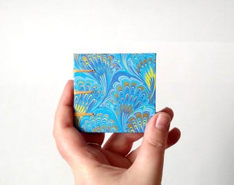 小さな青いマーブル模様のコプト製本スケッチブック