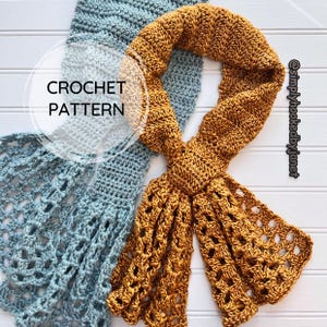Puede incluir: Dos bufandas de crochet, una de color azul claro y la otra de color amarillo mostaza. Las bufandas están dispuestas sobre una superficie de madera blanca. El texto "CROCHET PATTERN" está escrito en blanco sobre un círculo detrás de las bufandas. El texto "@simplyhookedbyjanet" está escrito en negro en el lado derecho de la imagen.