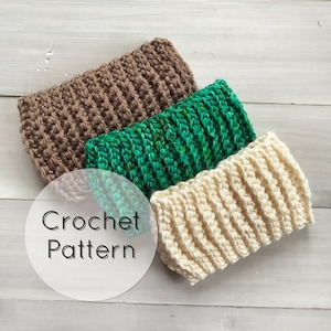 Puede incluir: Tres diademas de crochet en colores marr&oacute;n, verde y crema. Las diademas est&aacute;n apiladas una encima de la otra. El texto "Crochet Pattern" est&aacute; escrito en blanco sobre un c&iacute;rculo en el centro de la imagen.