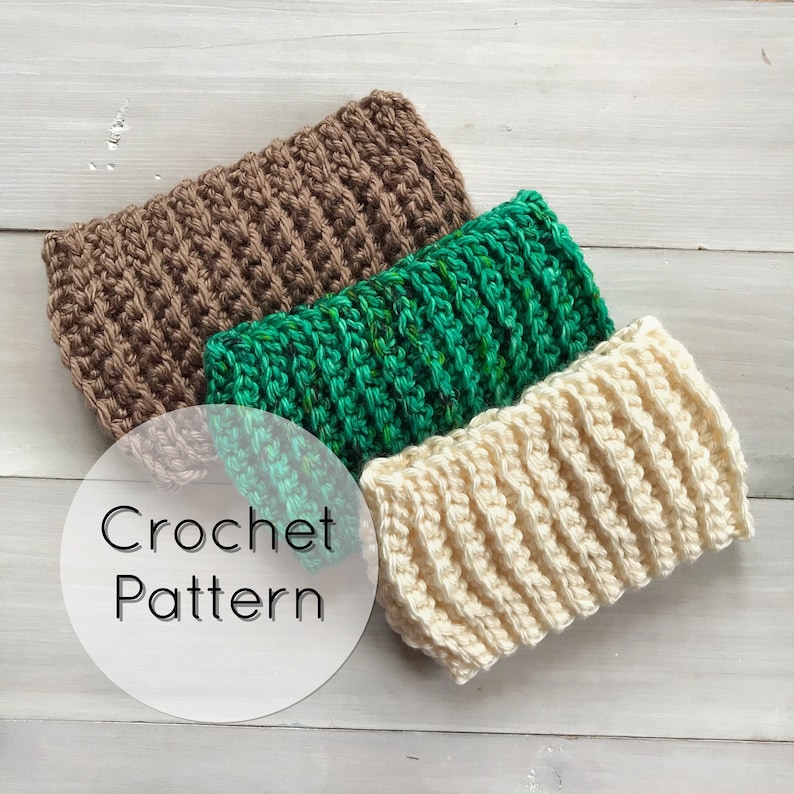 Puede incluir: Tres diademas de crochet en colores marr&oacute;n, verde y crema. Las diademas est&aacute;n apiladas una encima de la otra. El texto "Crochet Pattern" est&aacute; escrito en blanco sobre un c&iacute;rculo en el centro de la imagen.