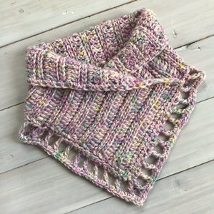 ribbed crochet cowl with lace edging