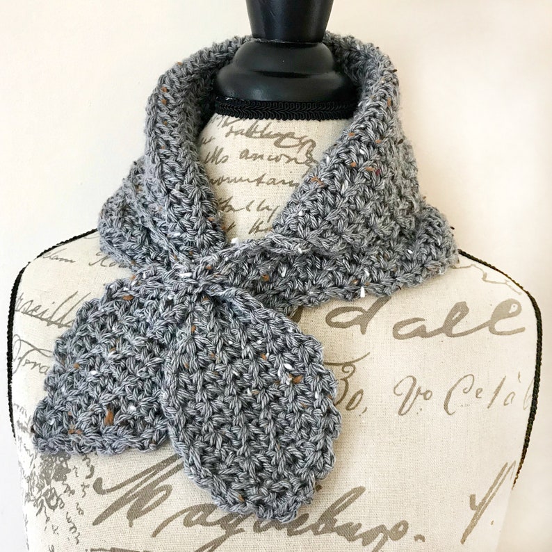 Keep Me Warm Neck Warmer//PDF CROCHET PATTERN//Cozy Bow Scarf//Texture Crochet Cowl//Digital Download//Elegant Cowl//Keyhole Scarf image 3