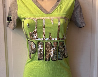 Camiseta con logo de lentejuelas verdes de Victoria's Secret en color ROSA, talla XS