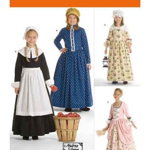 Puede incluir: Patrón de costura Simplicity número 3725 para hacer tres vestidos de época colonial diferentes para niñas. El patrón incluye un vestido de lunares azules y blancos, un vestido floral amarillo y blanco y un vestido floral rosa y blanco. Cada vestido tiene un estilo diferente e incluye un gorro.