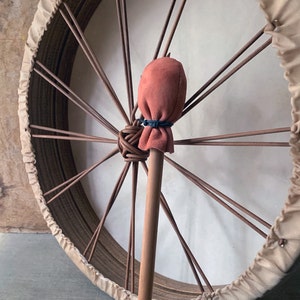 Mazo de tambor chamánico: mazo de cuero acolchado, mango de madera de haya