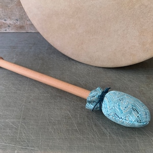 Mazo de tambor chamánico azul: mazo de madera de haya con extremo acolchado
