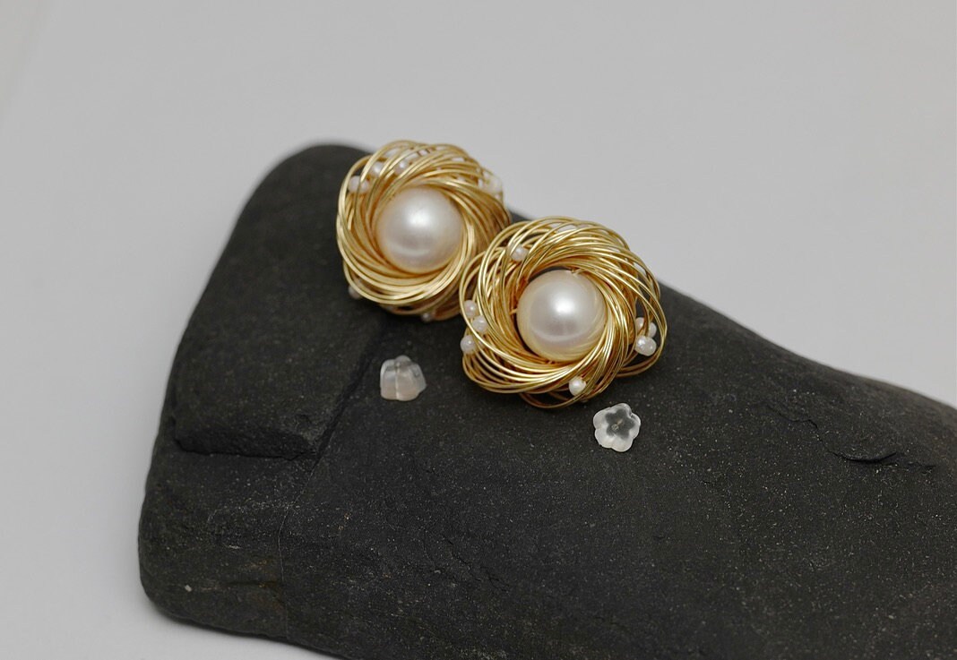 Genuine Natural White Freshwater Pearl Earring Studs Hand