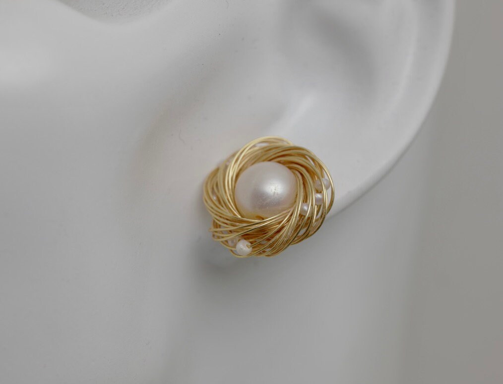 Genuine Natural White Freshwater Pearl Earring Studs Hand